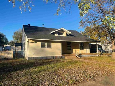 710 E Maple St, Cushing, OK 74023 - photo 2