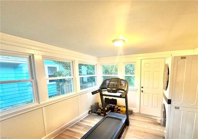 Florida room also includes washer/dryer 
