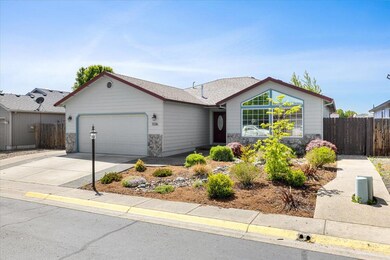 1336 Hawk Dr, Central Point, OR 97502 - photo 2