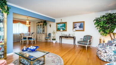 121 S Elm Tree Ln, Elmhurst, IL 60126 - photo 2