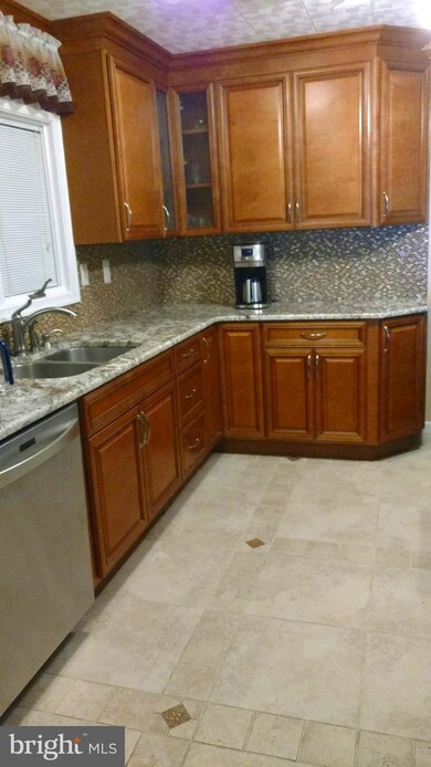 34 Sugarplum Rd, Levittown, PA 19056 - photo 5