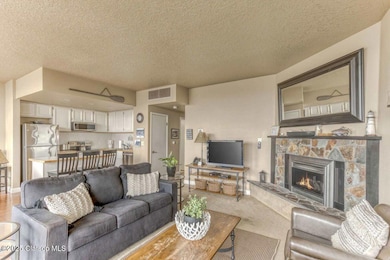 Living Room / Dining