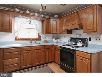 25 Mechanic St, Bridgeport, NJ 08014 - photo 5