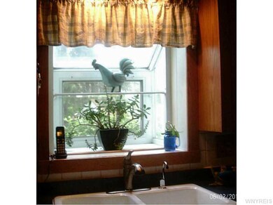 Kitchen. Garden window over kitchen sink, grow your own herbs!