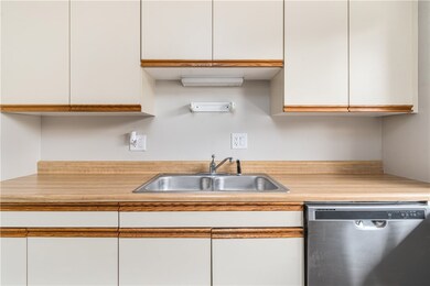 3 Village Ct, West Warwick, RI 02893 - photo 5