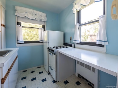 244-16 57th Dr unit 2nd Floor, Little Neck, NY 11362 - photo 6