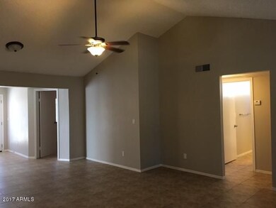 P1718004_living room 3