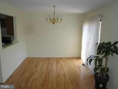 9326 Sparrow Valley Dr, Montgomery Village, MD 20886 - photo 4