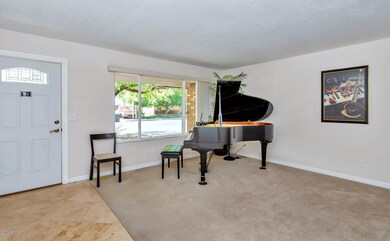 1522 E June St-large-003-002-Living Room