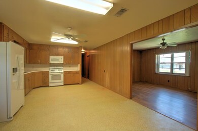 108 W Nimitz St, Fredericksburg, TX 78624 - photo 5