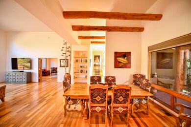 Din. Rm w/Courtyard & RR views