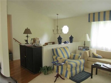 566 Commonwealth Ave, Warwick, RI 02886 - photo 4