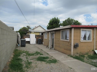 149 1/2 E 2nd St, Buttonwillow, CA 93206 - photo 5