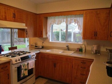 935 SW Spruce St, Grants Pass, OR 97526 - photo 4