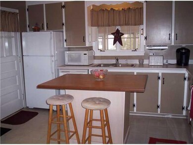 Kitchen Plenty of storage, movable island