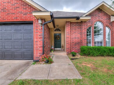 932 Oak Creek Dr, Moore, OK 73160 - photo 2