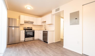 2950 N Alvernon-5