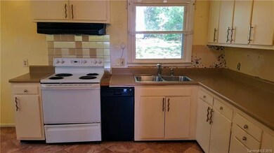 LARGE KITCHEN