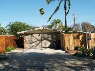 Front of property. Entirely fenced for privacy. en