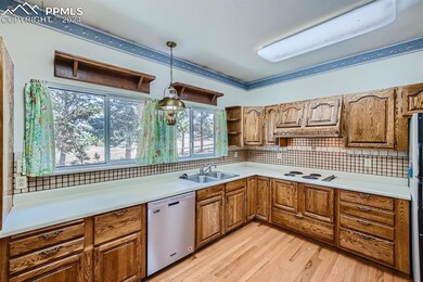 Kitchen with tasteful backsplash, stainless steel 