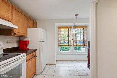 20523 Strath Haven Dr, Montgomery Village, MD 20886 - photo 2