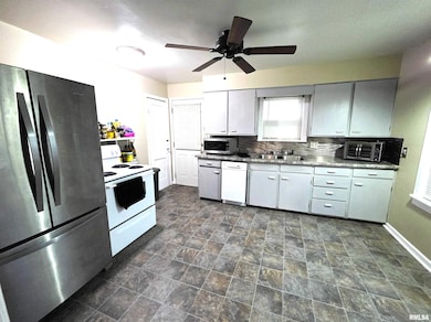 1037 E 3rd St, Flora, IL 62839 - photo 4