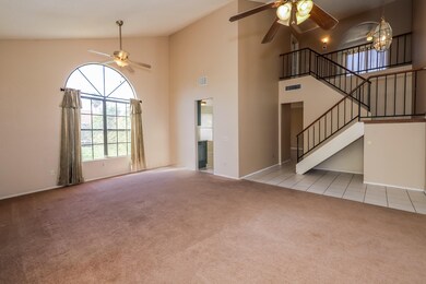 Lg Living Rm Vacant