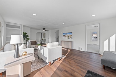 130 Calvert Ave, Waterford, MI 48328 - photo 2