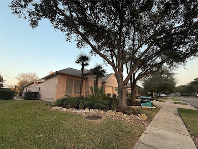 8715 Rippling Water Dr, Sugar Land, TX 77479 - photo 3