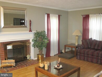 12215 Rolling Hill Ln, Bowie, MD 20715 - photo 3