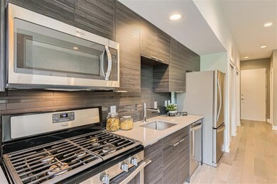 Kitchen with appliances with stainless steel fini