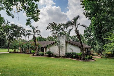 404 N Shadowbend Ave, Friendswood, TX 77546 - photo 2