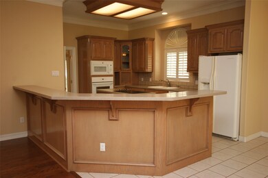 9ft  Bar Circles the Kitchen Cabinets