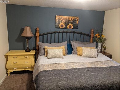 367 N Locust St, Canby, OR 97013 - photo 5