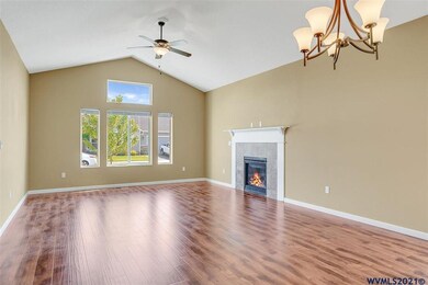 2121 NE Evergreen Ave, Albany, OR 97321 - photo 4