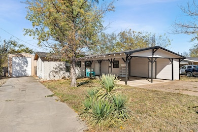 1104 Elizabeth Blvd, Granbury, TX 76048 - photo 2