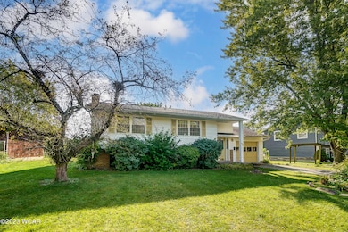 806 N Blackhoof St, Wapakoneta, OH 45895 - photo 2