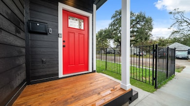 1504 W Blum St unit B, Alvin, TX 77511 - photo 2