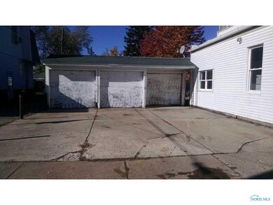 Detached Garage.