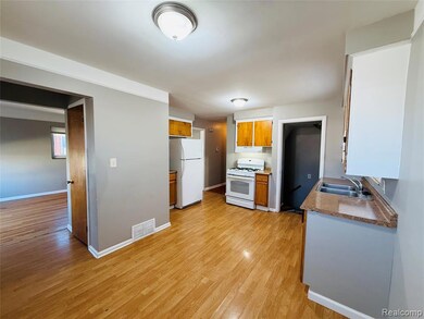 18258 Curtain Ave, Eastpointe, MI 48021 - photo 6