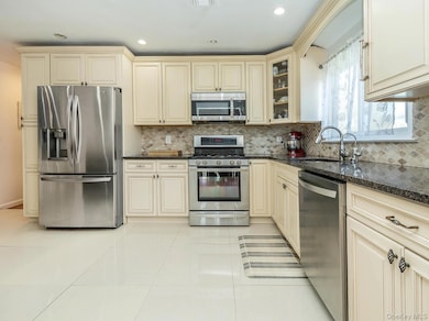 53 Maple St, Roslyn Heights, NY 11577 - photo 6