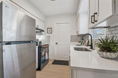 2067 Balfour Cir, Tampa, FL 33619 - photo 6