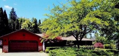 100 Saradan Ln, Grants Pass, OR 97527 - photo 2