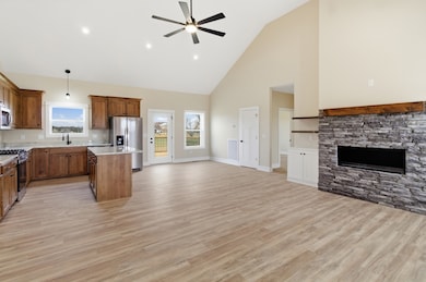 70 Castle St, McMinnville, TN 37110 - photo 2