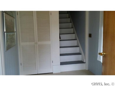 Foyer Generous sized front door entry
