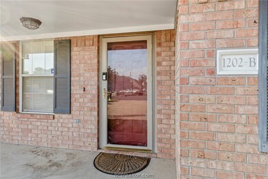1202 Webhollow Cir unit B, Bryan, TX 77801 - photo 3