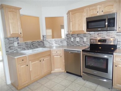 Beautiful Kitchen! Pretty Backsplash.....Brand New