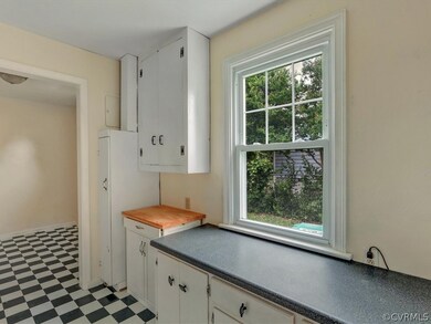 Kitchen into Additional room (between kitchen & Laundry room.)
