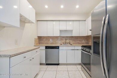67 Country Dr E unit 56, Staten Island, NY 10314 - photo 2