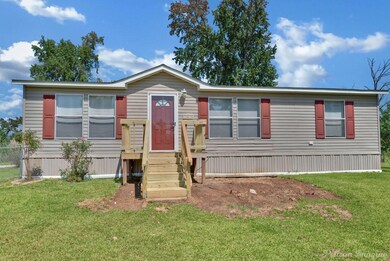 Manufactured / mobile home with a front lawn